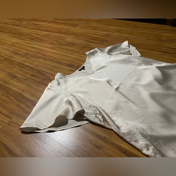 Premise Women’s V-Neck Satin Blouse Size Large - Picture 4 of 10